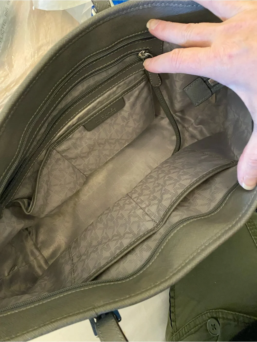 Michael kors grey travel bag . - Picture 6 of 7